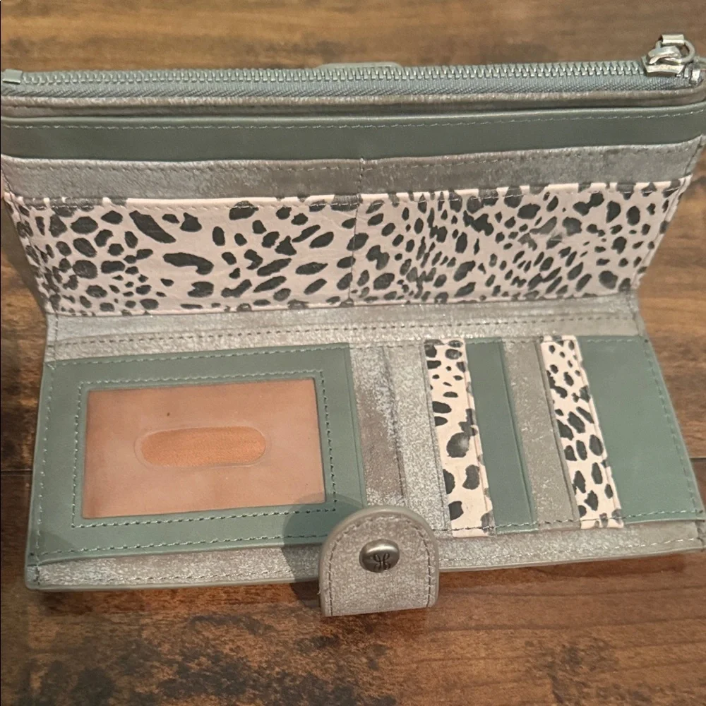 Hobo Women’s Elegant Distressed Grayish Animal Print With Green Leather Wallet. - Picture 4 of 9